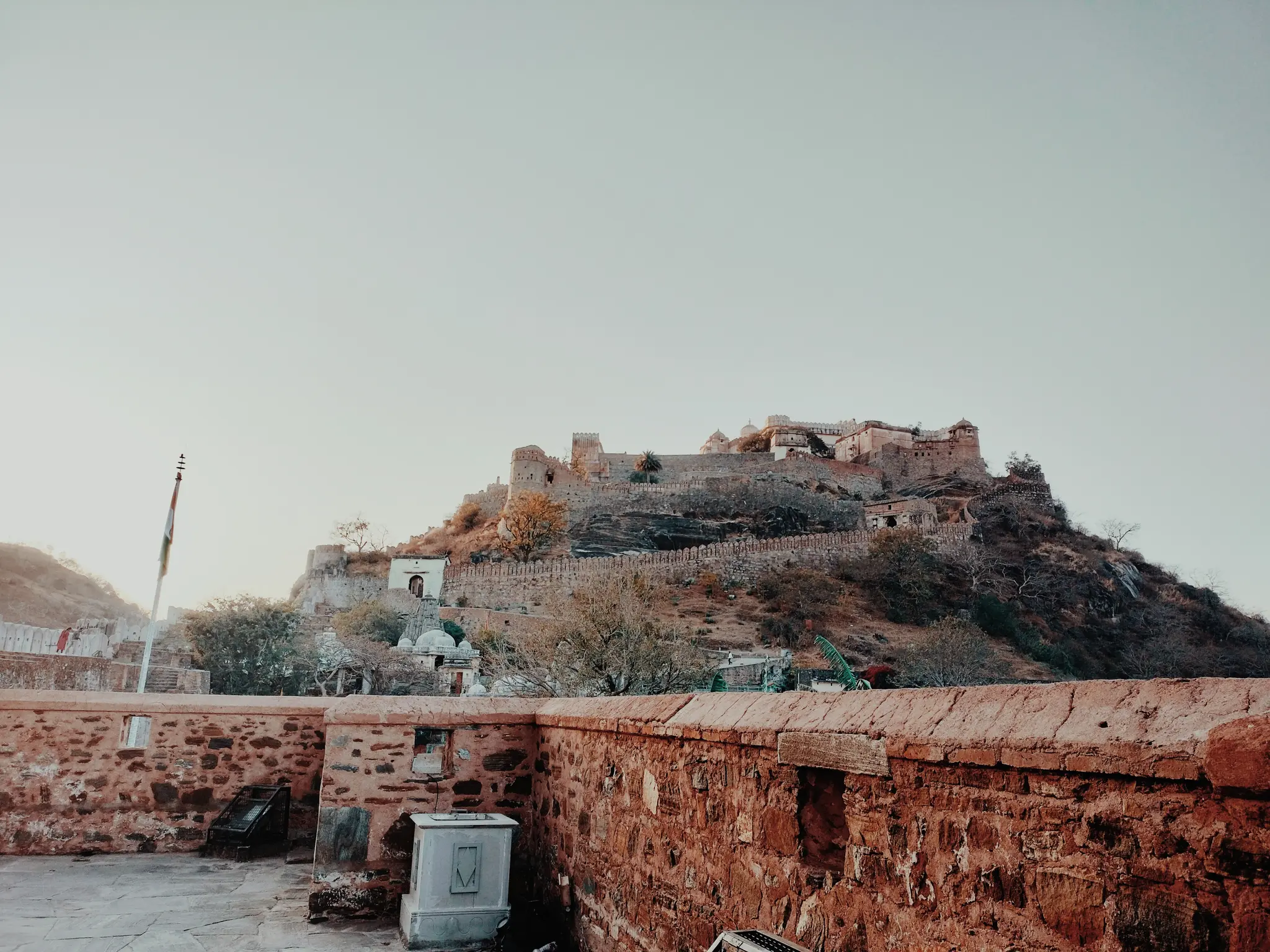 Kumbhalgarh_fort_mountain_half