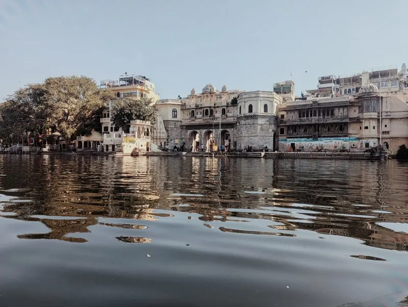 bateau_pichola_gangaur_ghat_udaipur_half