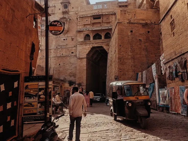 jaisalmer_entrance_gate_fort_half