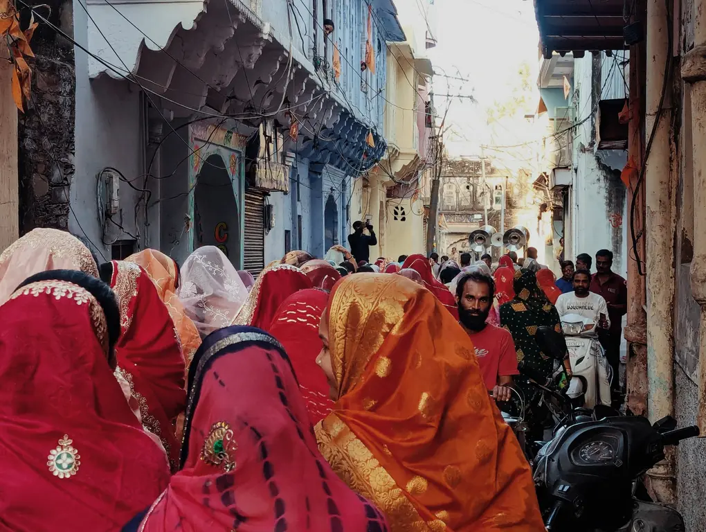 pushkar_women_walk_half