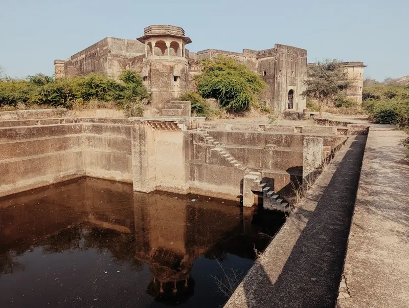 ranisa_tara_palace_water_tunk_bundi_half