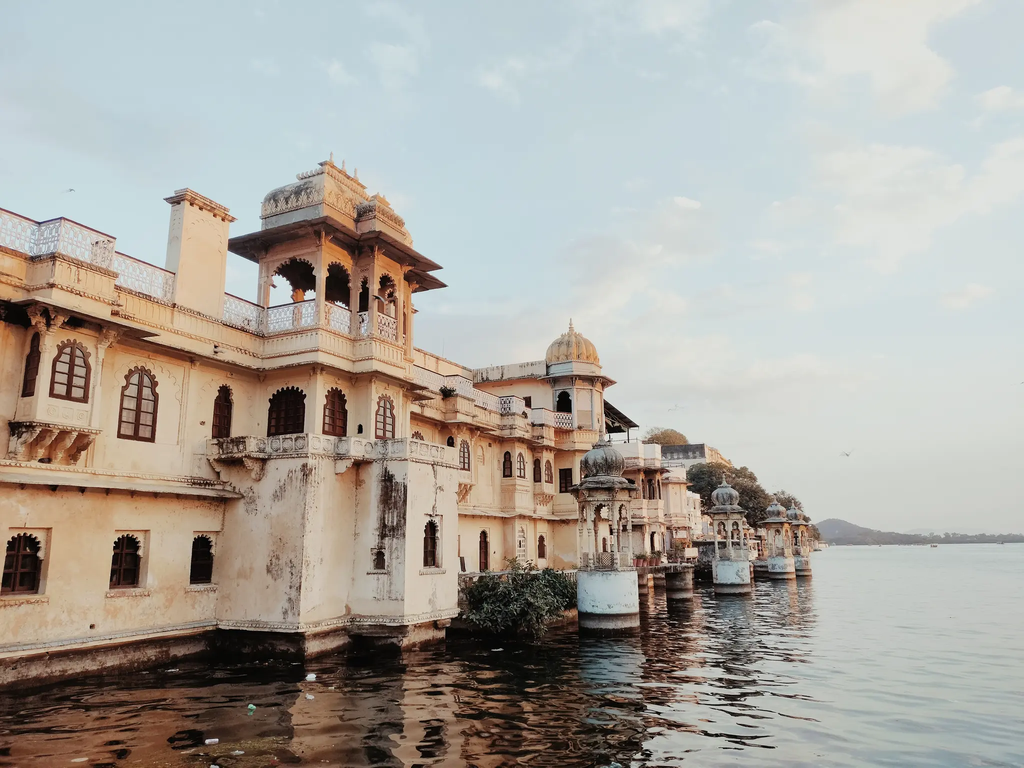rive_lac_pichola_udaipur_half