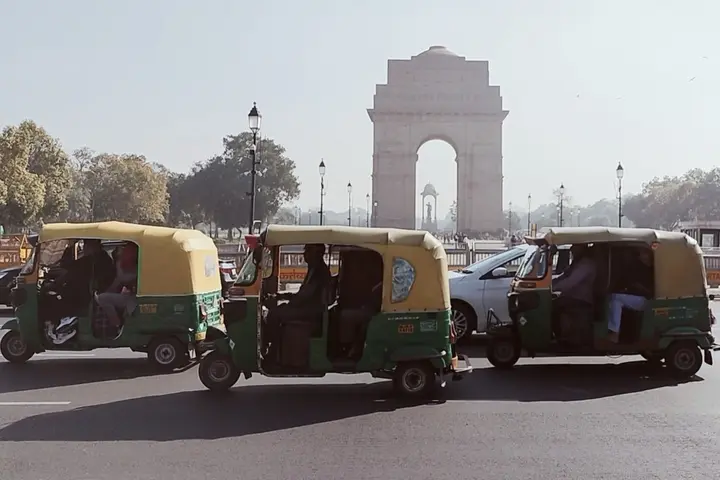 Tuktuk devant l'India Gate (Rajpath)