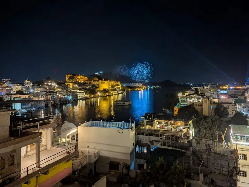 udaipur_nuit_feu_artifice_half