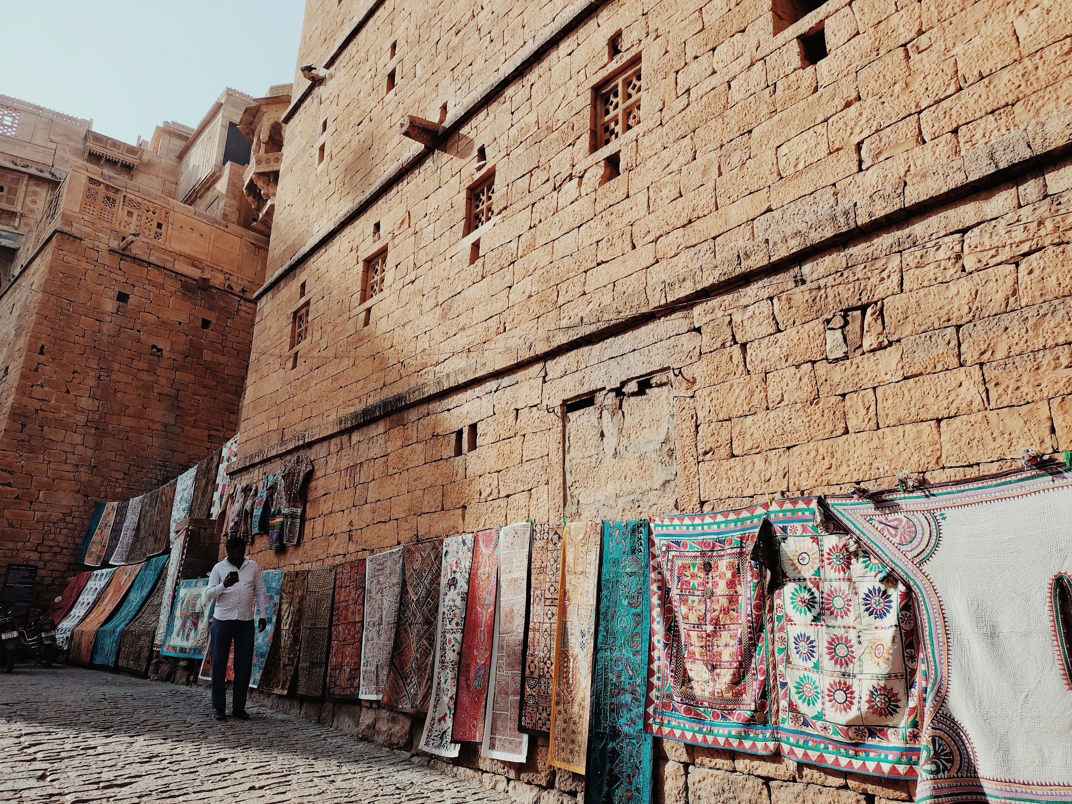 Tapis sur le mur du fort de Jaisalmer